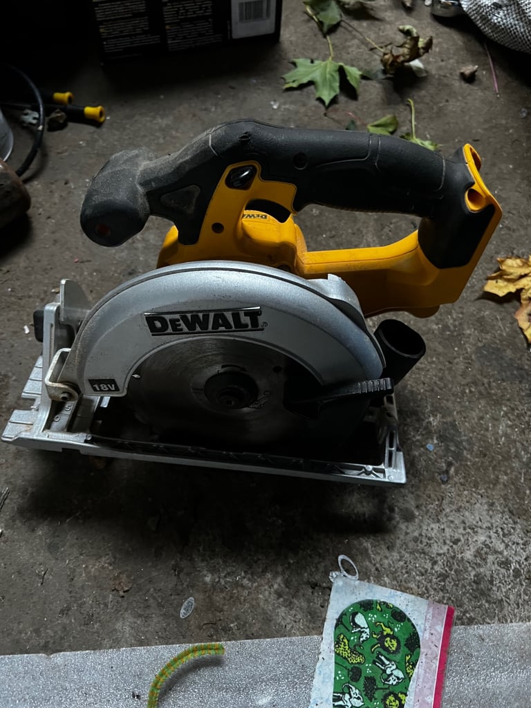 Dewalt circular saw with battery 