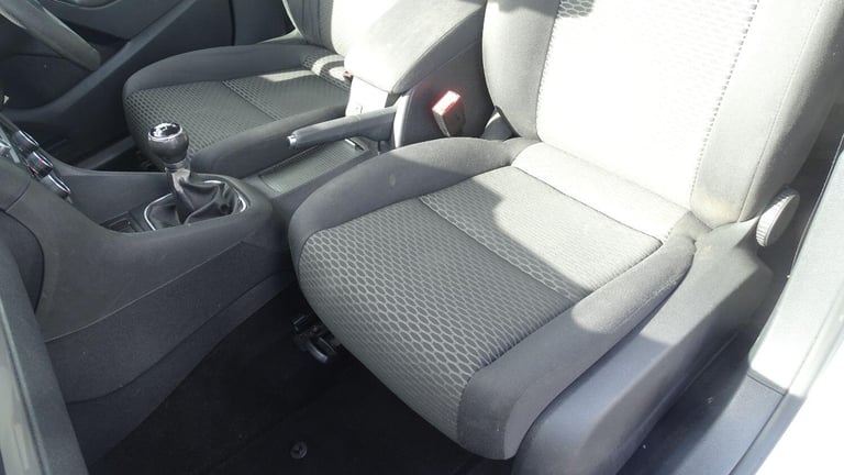 VOLKSWAGEN GOLF 1.4 Twist hatch petrol Silver Manual Petrol 2011