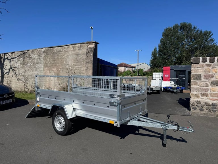 BRAND NEW 8,7ft x 4,2ft SINGLE AXLE TRAILER WITH 40CM MESH AND RAMP