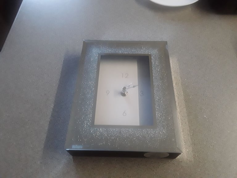 Nice glass glittering efect clock for fireplaces or shelves good condition bargain 