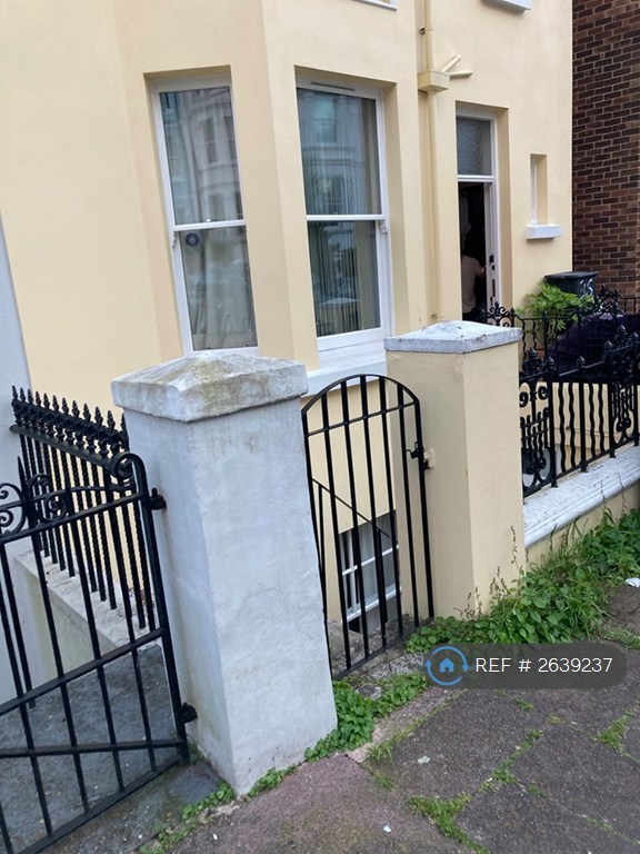 1 bedroom flat in Roundhill Crescent, Brighton, BN2 (1 bed) (#2639237)