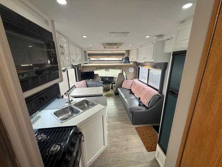 FourWinds Chateau Sport 7 Berth 7 Seatbelts 2006 American RV Motorhome For Sale 