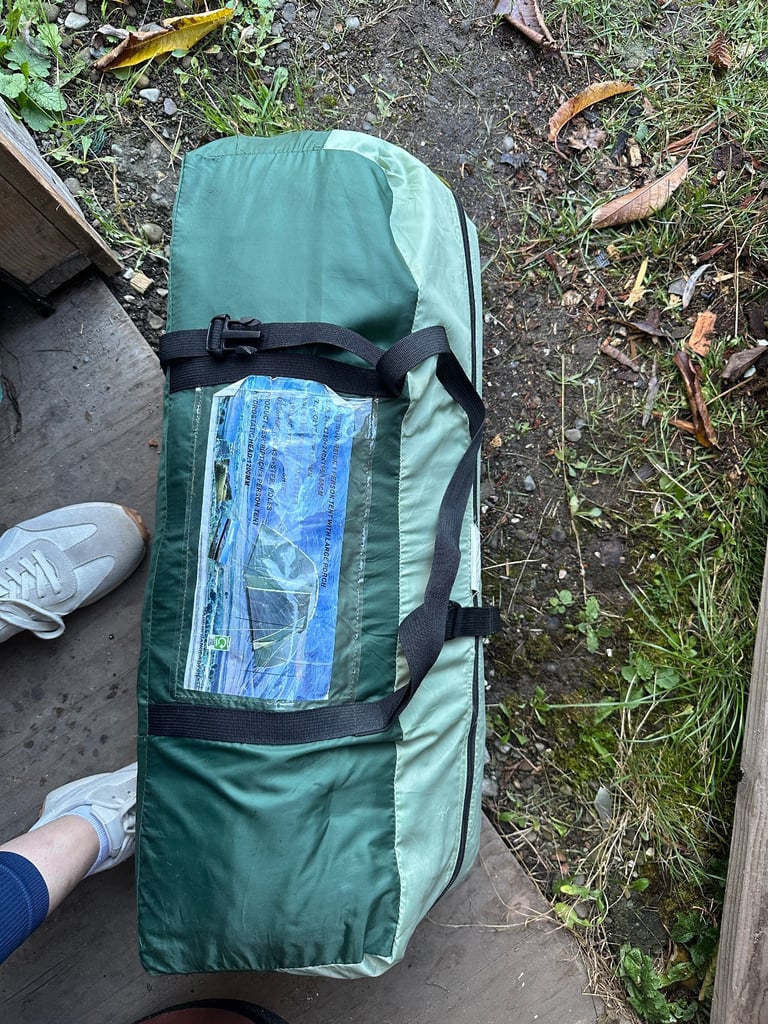 XL 4 man tent with large aiming/communal area