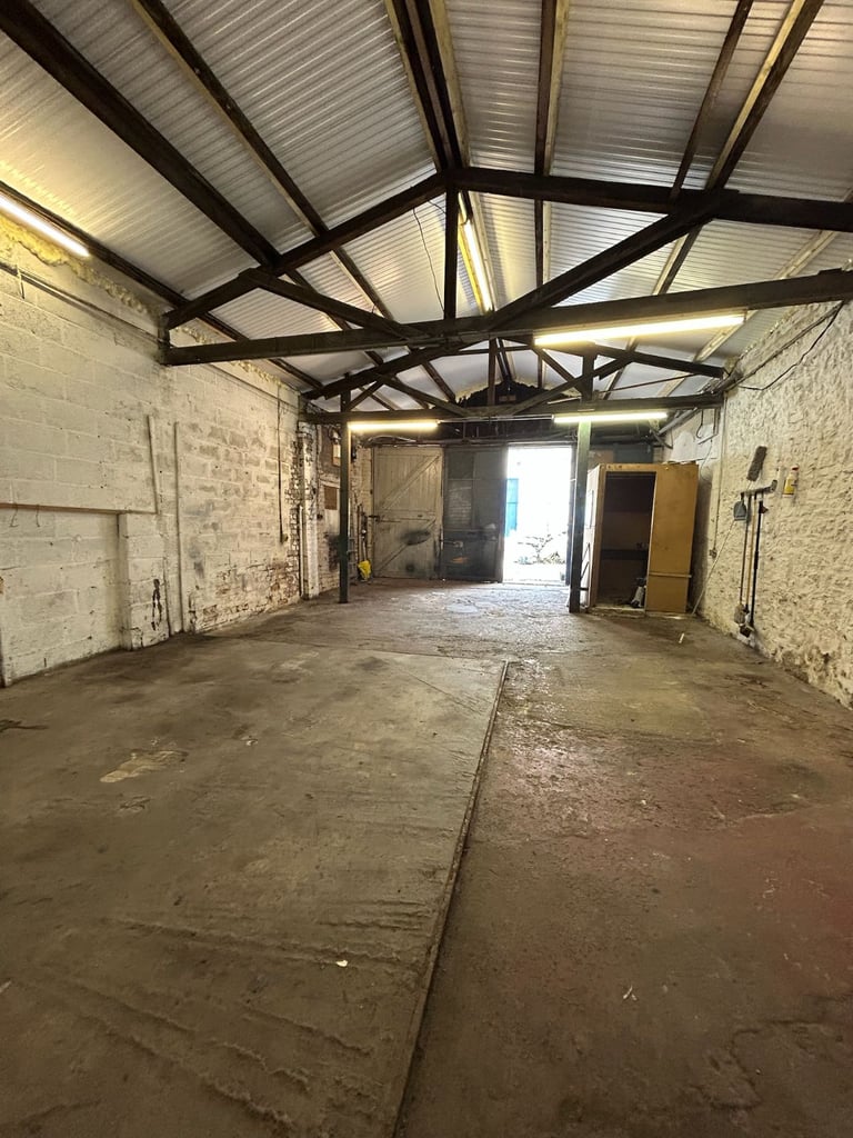 Commercial Garage/workshop/storage Unit 725 sq. ft.
