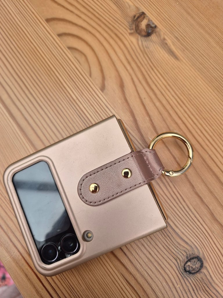 Samsung galaxy Z flip mobile phone for refurbishment. Screen issues 