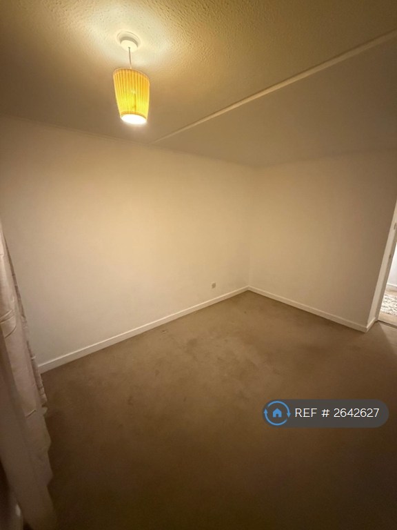 1 bedroom flat in Hornbeam Road, Buckhurst Hill, IG9 (1 bed) (#2642627)