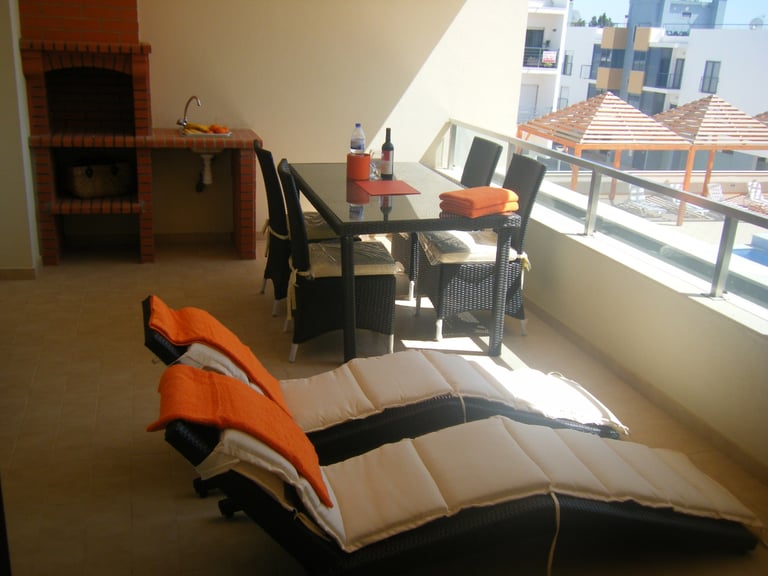 ALGARVE APARTMENT TO RENT WITH POOL CLOSE TO BEACH FOR HOLIDAYS IN PORTUGAL LONG-TERM WINTER LETS