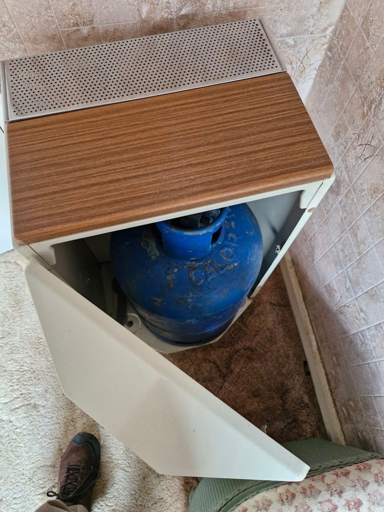 Calor gas heater with gas cylinder
