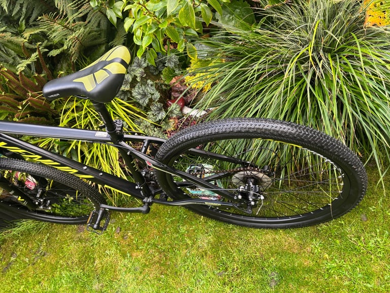 Mens mountain bike (like new) like carrera 