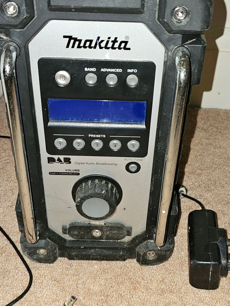  Makita DMR104 DAB/FM Job‑Site Radio – White – Makita DMR110 DAB/FM Site Radio - Barely Used