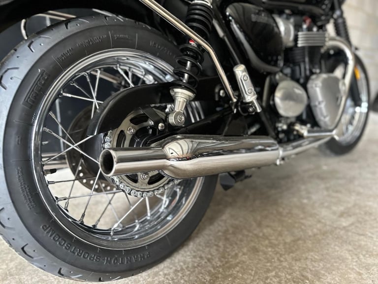 STUNNING LOW MILEAGE 2020/20 TRIUMPH BONNEVILLE T100 MOTORCYCLE