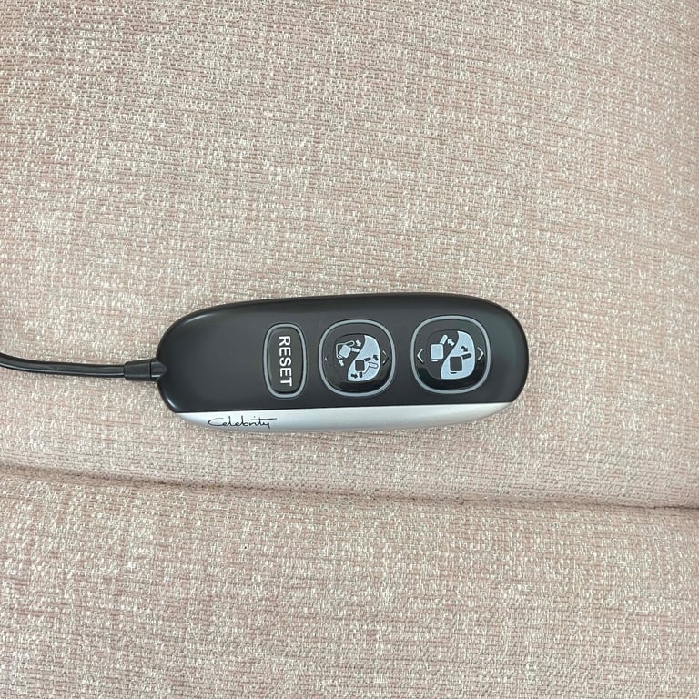 Celebrity Sandhurst Riser Recliner Chair – Large / Grande  