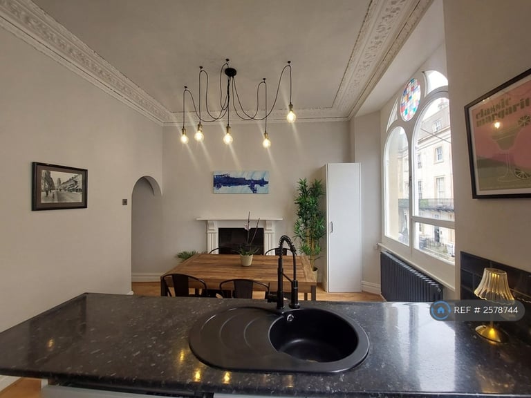 2 bedroom flat in Dover Place, Bristol, BS8 (2 bed) (#2578744)