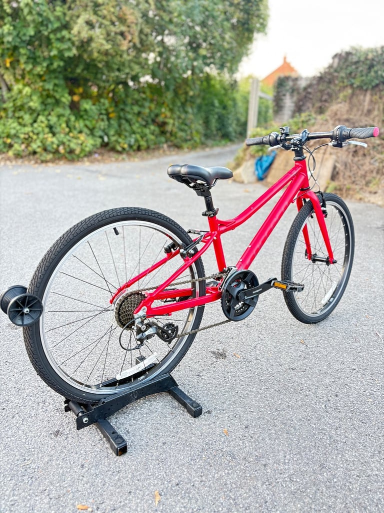 CARRERA SARUNA JNR Child's / Teen hybrid bike. 24 inch wheels. Fully working. Ready to ride away.