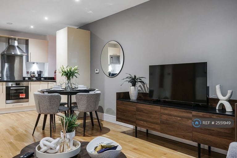 1 bedroom flat in Colbalt Point, London, E14 (1 bed) (#2551949)