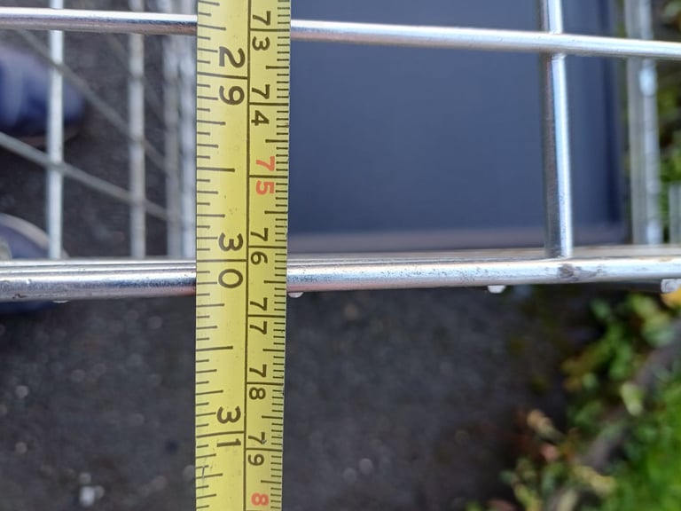 MEDIUM SIZE GALVANISED DOG CAGE 30 INCH £20 NO OFFERS DARWEN BB3 0DU 