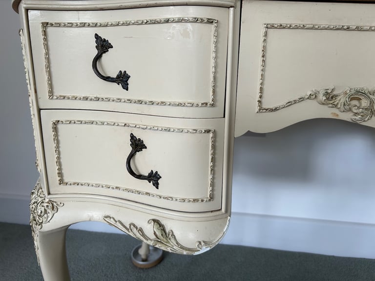 Dressing table