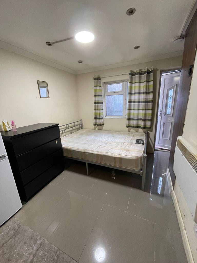 BEAUTIFUL GARDEN STUDIO  FLAT FOR SINGLE PROFESSIONAL IN HOUNSLOW CENTRAL