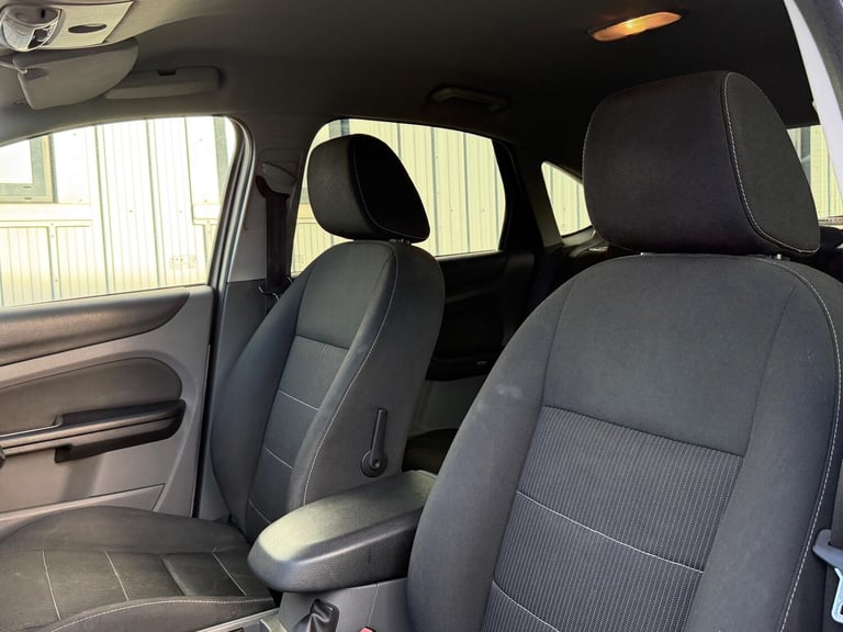 2010 Ford Focus 1.6 Titanium 5dr Auto HATCHBACK PETROL Automatic