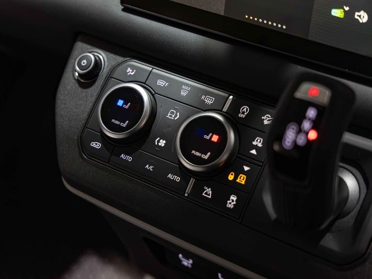  Land Rover Defender 110 3.0 D300 MHEV X-Dynamic HSE Hard Top SUV Auto 4WD MWB Euro 6 (s/s) 5dr D...