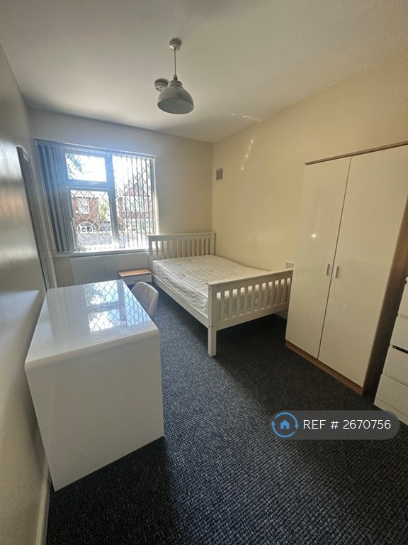 8 bedroom house in Harlaxton Drive, Nottingham, NG7 (8 bed) (#2670756)