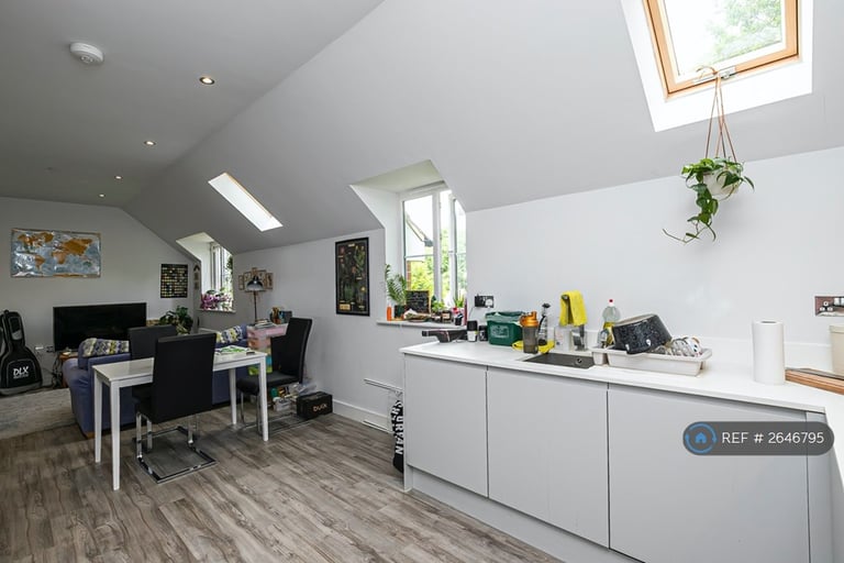 2 bedroom flat in Lawton Green, Loughton, IG10 (2 bed) (#2646795)