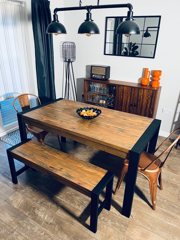 Beautiful fully refurbished 6 person solid oak dining table set in urban/ industrial style