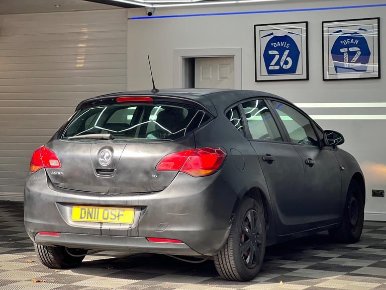 2011 Vauxhall Astra 1.6 16v Exclusiv Euro 5 5dr HATCHBACK Petrol Manual - Image 8