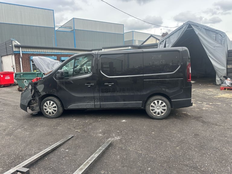 2022 Renault trafic 2.0 d breaking for parts in blackn