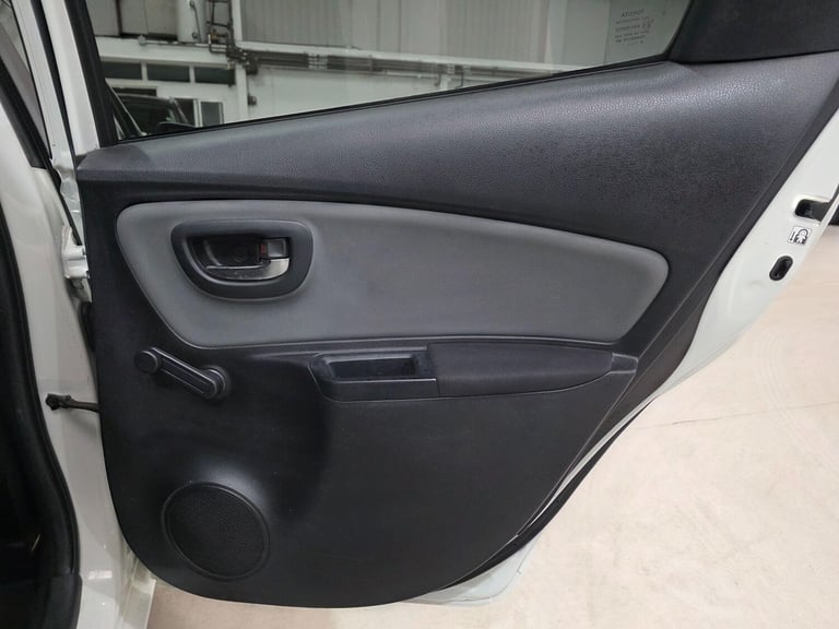 2015 Toyota Yaris 1.5 VVT-h Sport E-CVT Euro 6 5dr HATCHBACK Petrol/Electric Hybrid Automatic