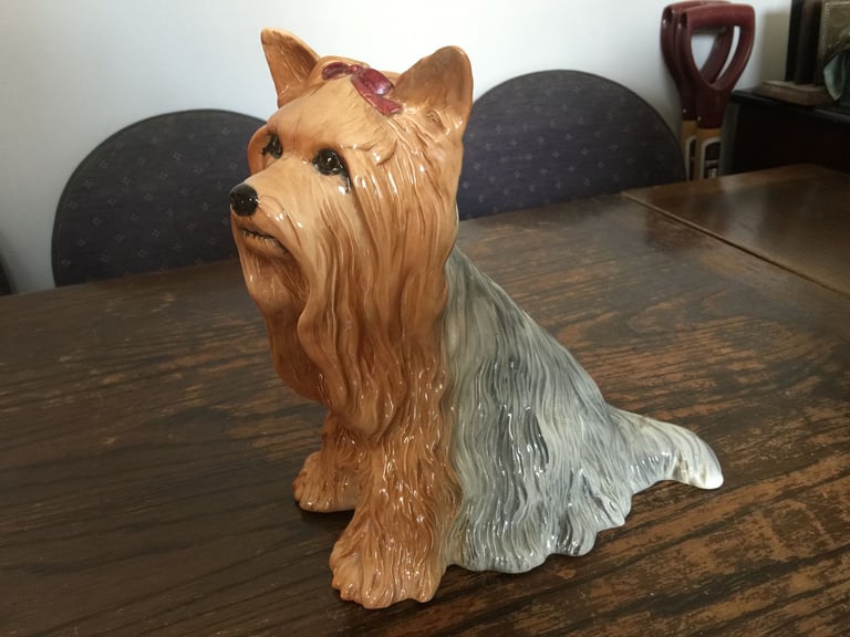 Large Beswick mid 20th Century Yorkshire Terrier (26cm h x 23cm L x 14cm w)