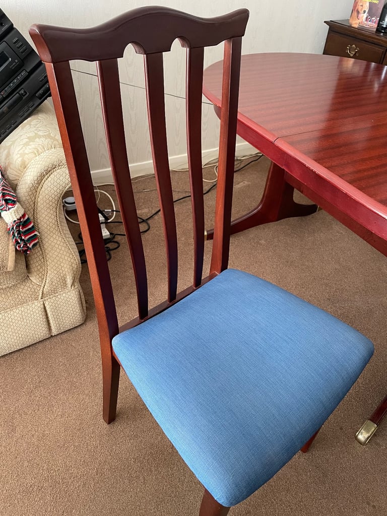 Mahogany Effect Extendable Dining Table with 6 Chairs