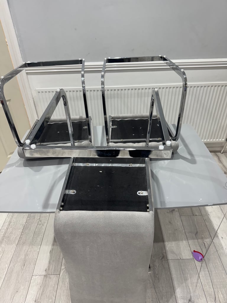 Dining table and 6 chairs Extendable up to 160cm