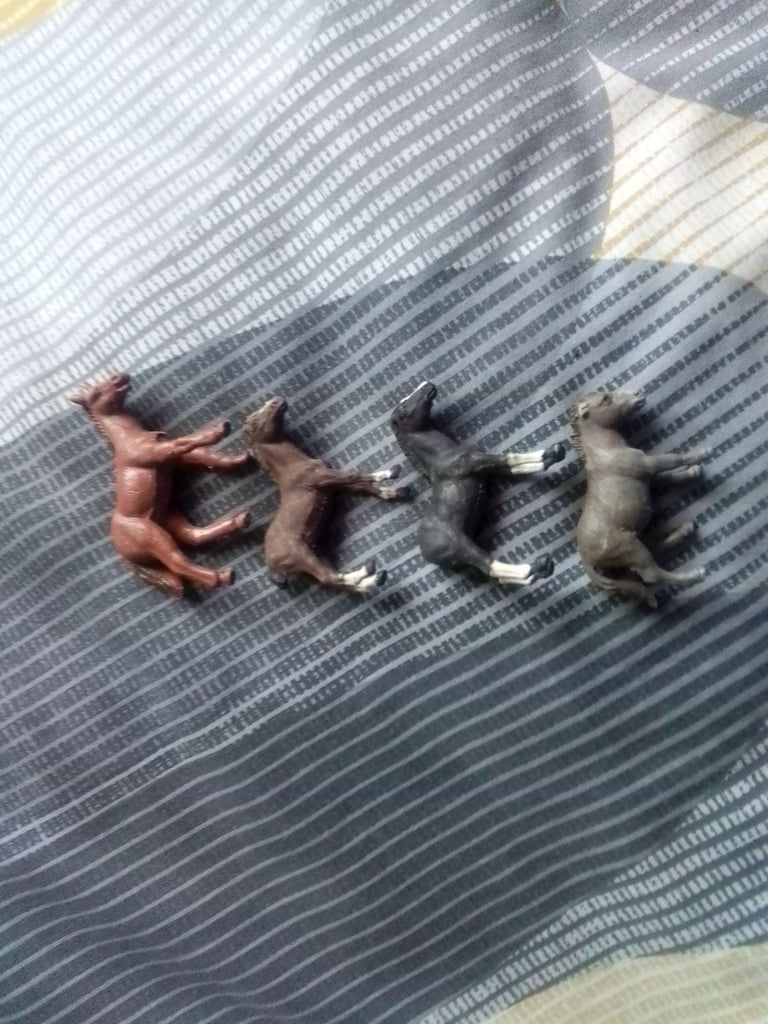 4 vintage very collectable 1970s Britains.ltd plastic toy horses 