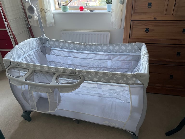 Hauck Travel Cot - lightweight & compact, perfect for sleepovers 