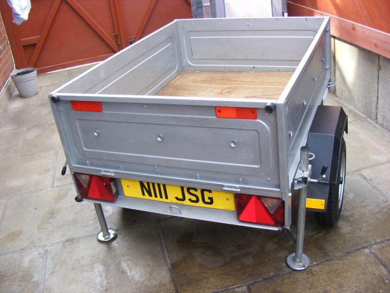 ERDE TRAILER . IN SUPERB CONDITION . ALL THE EXTRAS . 