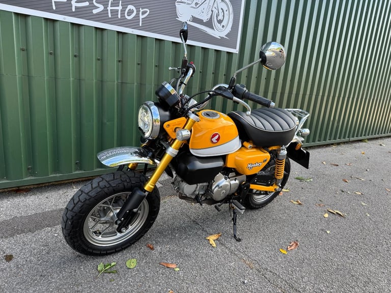 Honda Z125 MA-K Monkey Bike 2019 Yellow and White 1 Owner 880 Miles Rack Fitted