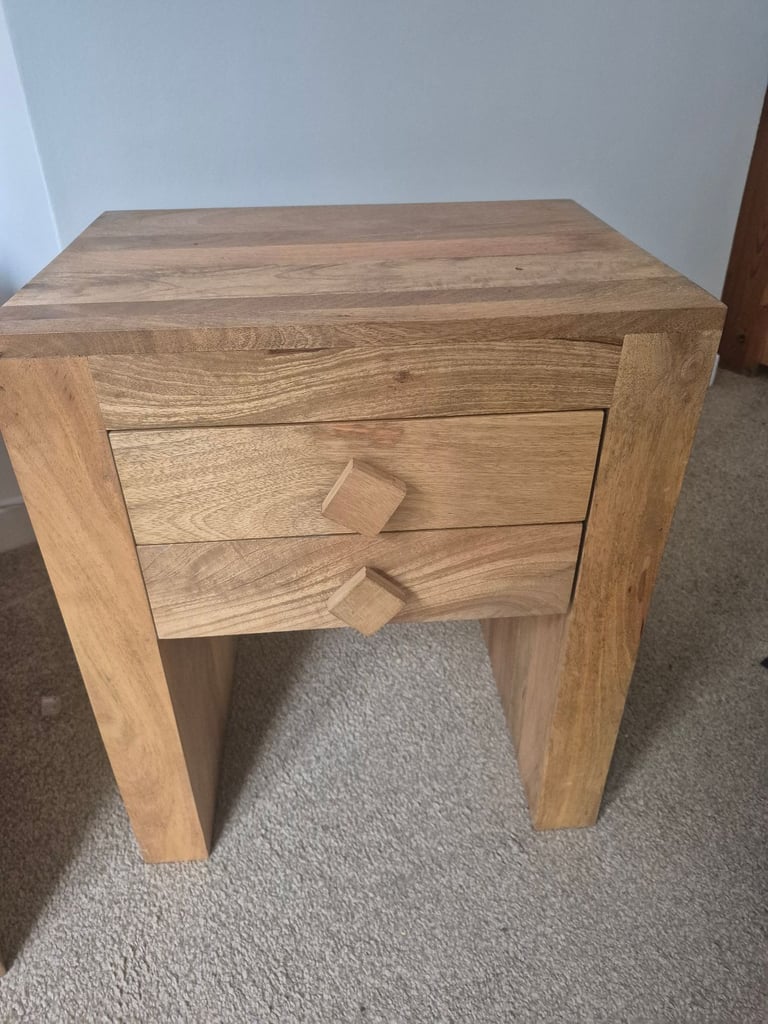 📌 Solid Wood Bedroom Furniture Set – £70 (Pick Up Only – Knightswood, Glasgow)