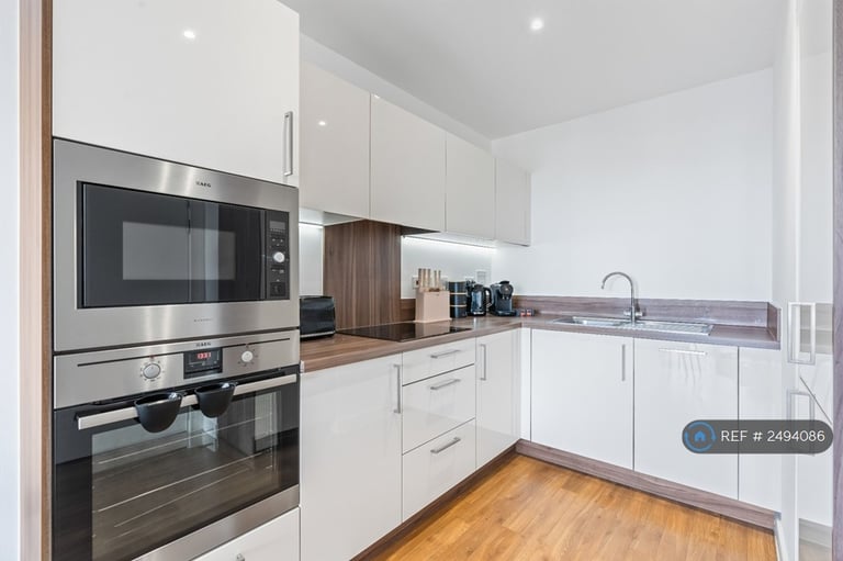 1 bedroom flat in Kingfisher Heights, London, E16 (1 bed) (#2494086)