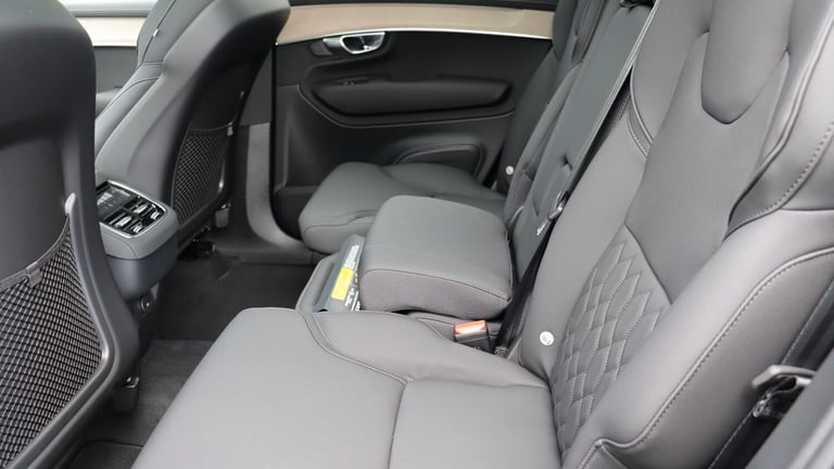 2025 Volvo XC90 B5 (P) AWD Plus Dark (Harman Kardon Sound, 360 Camera, Apple CarPlay, BLIS) ESTAT...