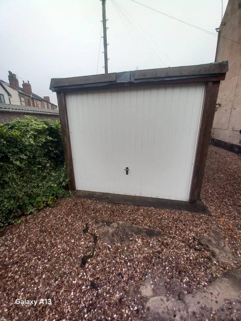 Garage for Rent £30 pw Lofthouse - 5 mins from Junction 41 of the M1 available from 25th November