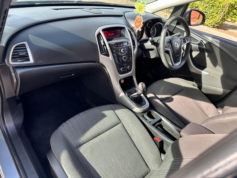 2011 Vauxhall Astra 1.4 16v Exclusiv Euro 5 5dr HATCHBACK Petrol Manual