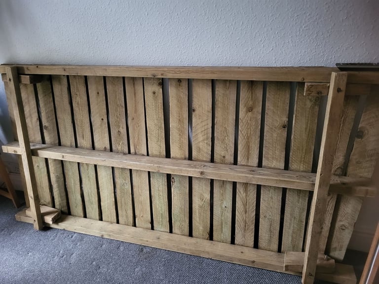 Free Wooden Frame with Foldable Legs