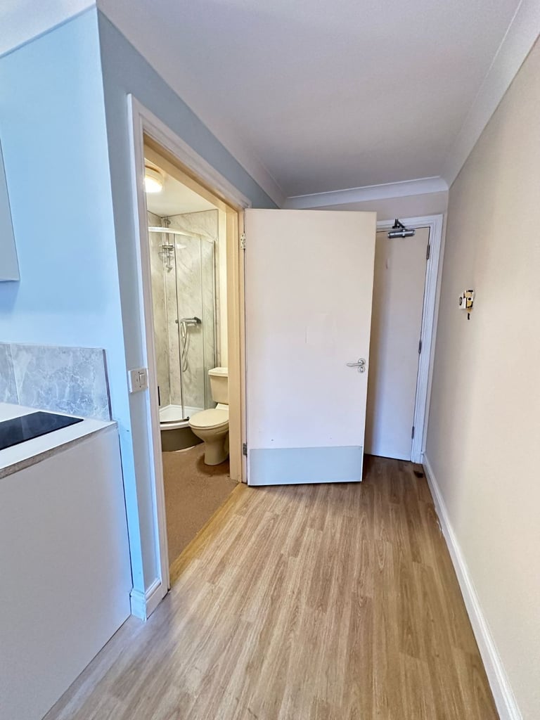 SELF CONTAINED STUDIO / DSS ACCEPTED/ NEWLY REFURBISHED