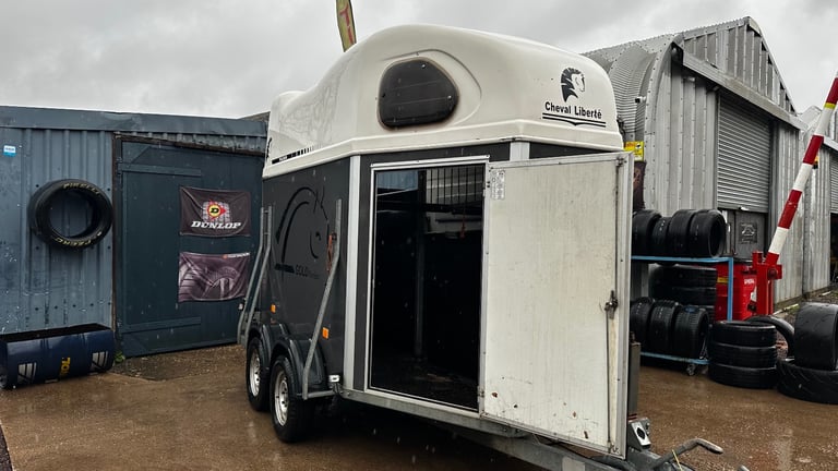 Cheval Liberté Gold Series Two Horses Trailer