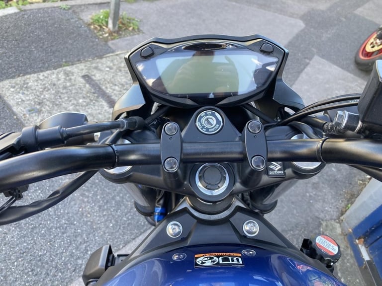 SUZUKI SV650 2025 - 1 OWNER - LOW MILES - FIRST SERVICE COMPLETE - TANK PAD