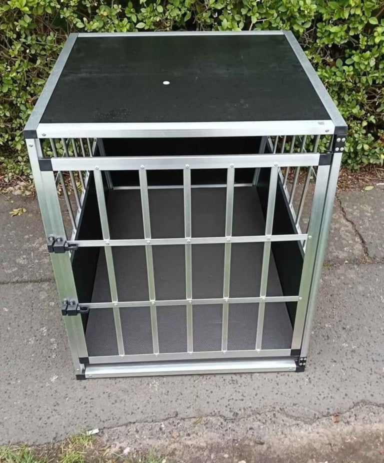Medium pet crate for vehicle