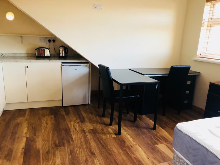 Loft Studio for couple in Chingford £1150 INC BILLS