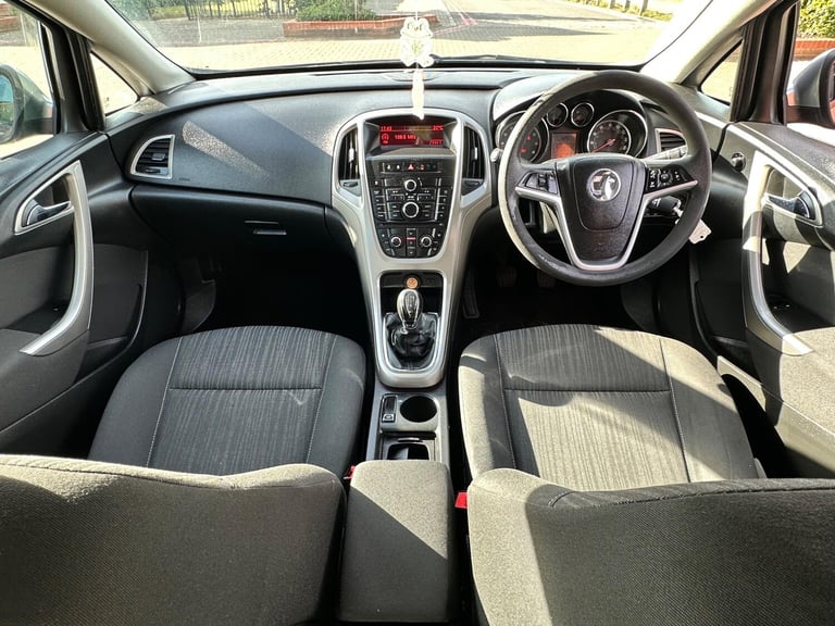 2011 Vauxhall Astra 1.4 16v Exclusiv Euro 5 5dr HATCHBACK Petrol Manual