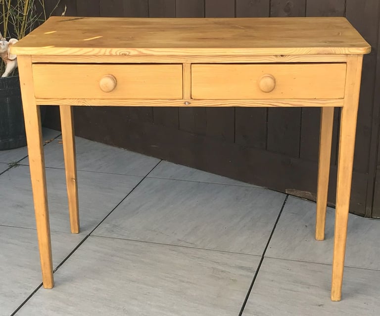 A VICTORIAN PINE SIDE TABLE